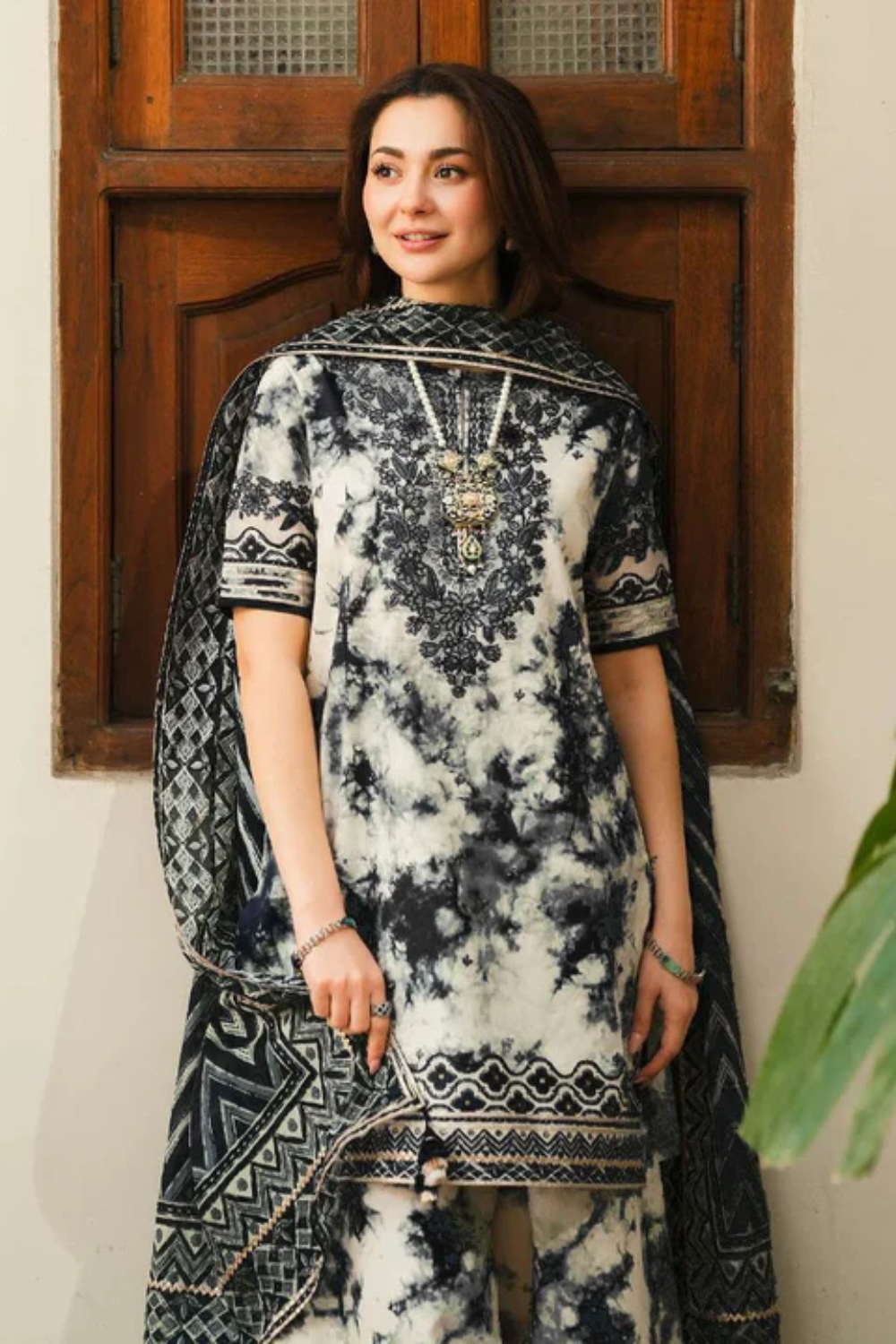 Sapphire Luxury Unstitched Lawn Embroidered Drees